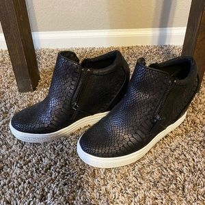 Not Rated wedge tennis shoe, size 7.5